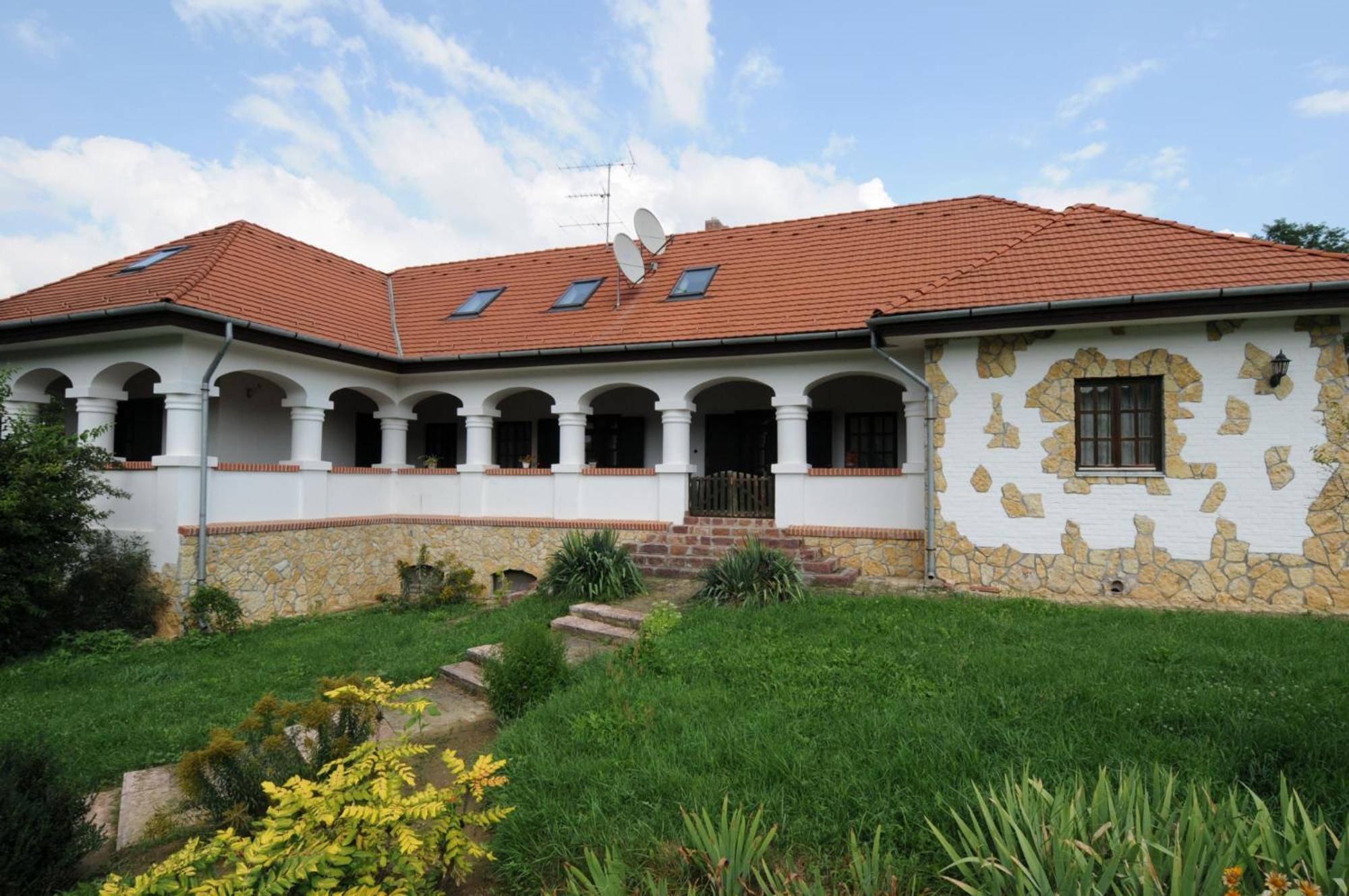 Somogy Kertje Üdülőfalu és Étterem Bonnya Esterno foto