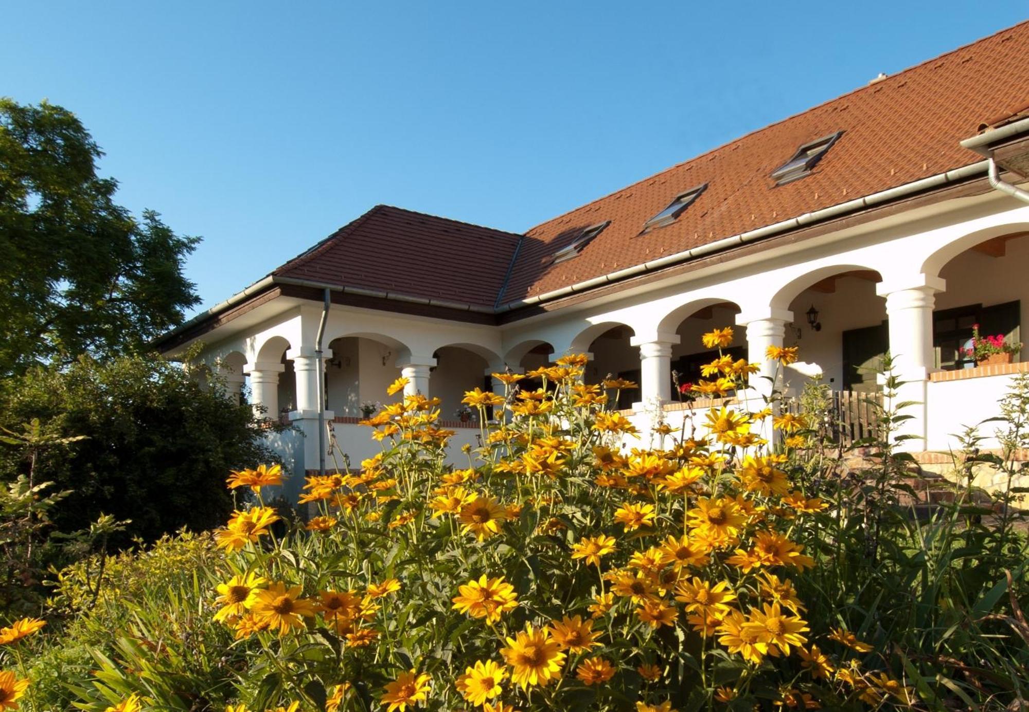 Somogy Kertje Üdülőfalu és Étterem Bonnya Esterno foto